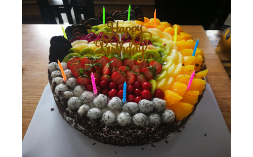 集體生日會，員工樂翻天
