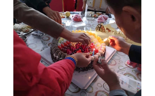 金秋十月，員工集體生日會送溫暖
