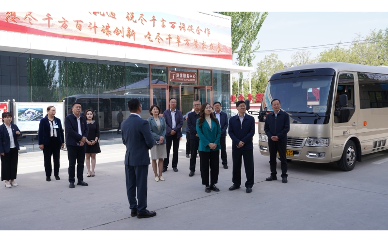 自治區(qū)人大常委會副主任、總工會主席沈左權率領自治區(qū)人大督查調研團，蒞臨銀川伊百盛調研